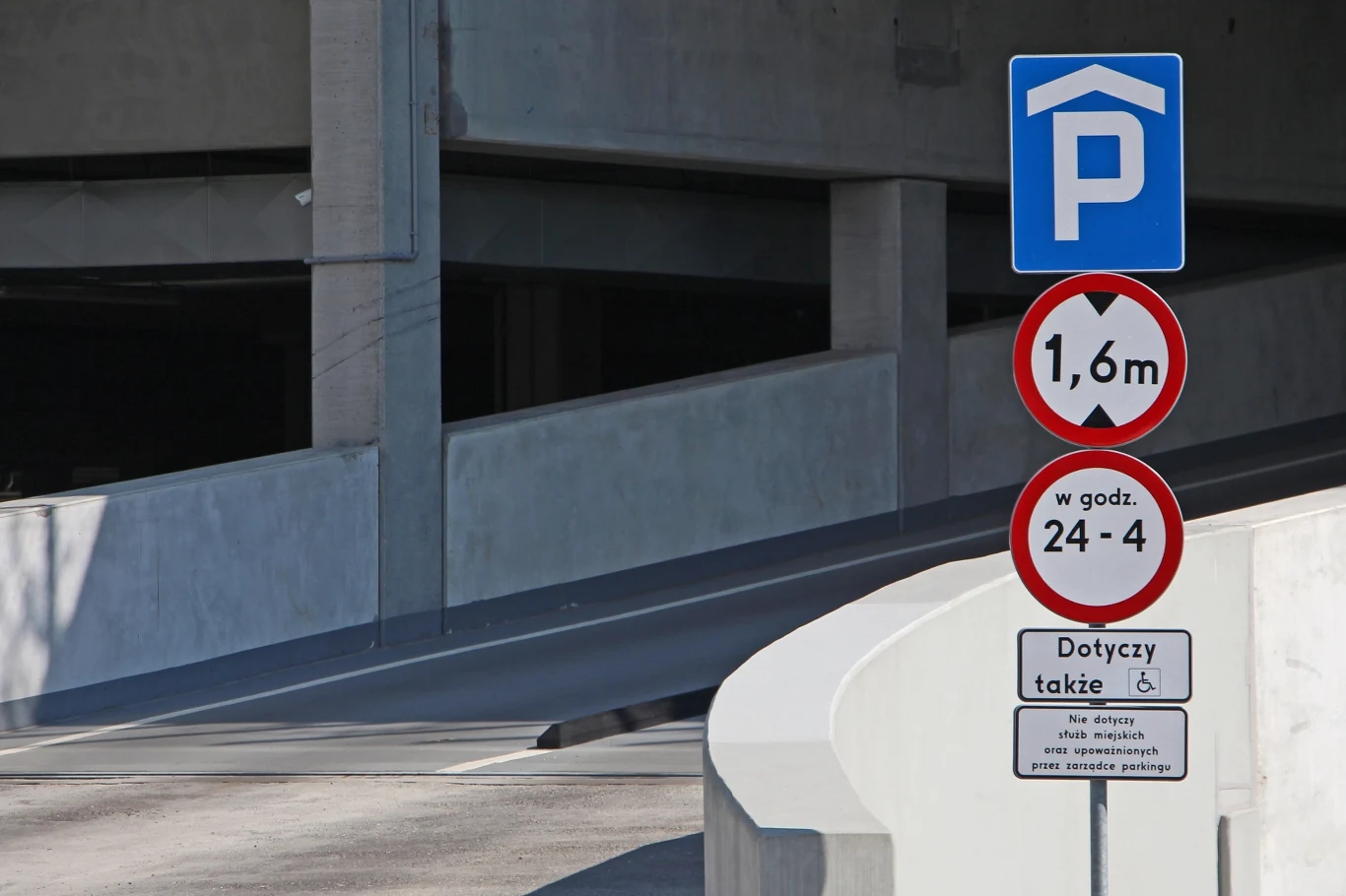 Przed wjazdem na parking P+R Górka Narodowa widnieje informacja o limicie wysokości pojazdu 1,6 m ebhean