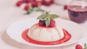 Obowiązkowy w PRL, ale z dużo dłuższą tradycją. Prosty deser, który może konkurować z kultową panna cottą