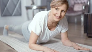 Łagodzi napięcie, pomaga kontrolować emocje. Ćwiczenie neurojogi jest zalecane m.in. dla seniorów i zestresowanych