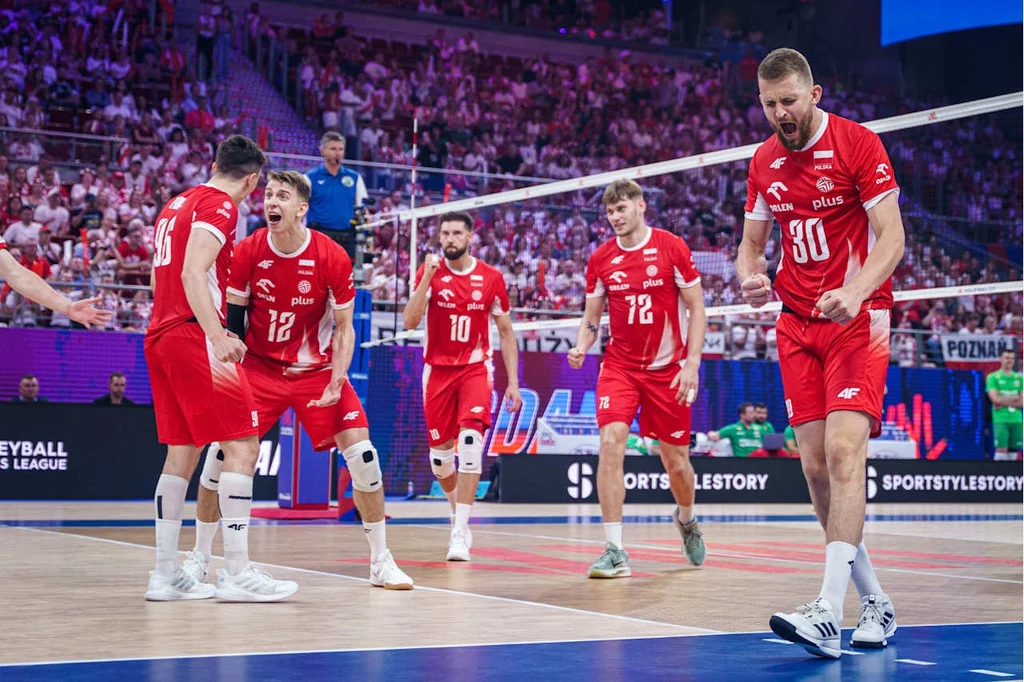 Siatkarze reprezentacji Polski potrzebują czasu, by osiągnąć najlepszą formę - tak brzmi diagnoza Nikoli Grbicia Polscy siatkarze w czerwonych strojach świętują zdobycie punktu podczas meczu na hali pełnej kibiców, wyraźnie widoczne emocje i drużynowa radość.