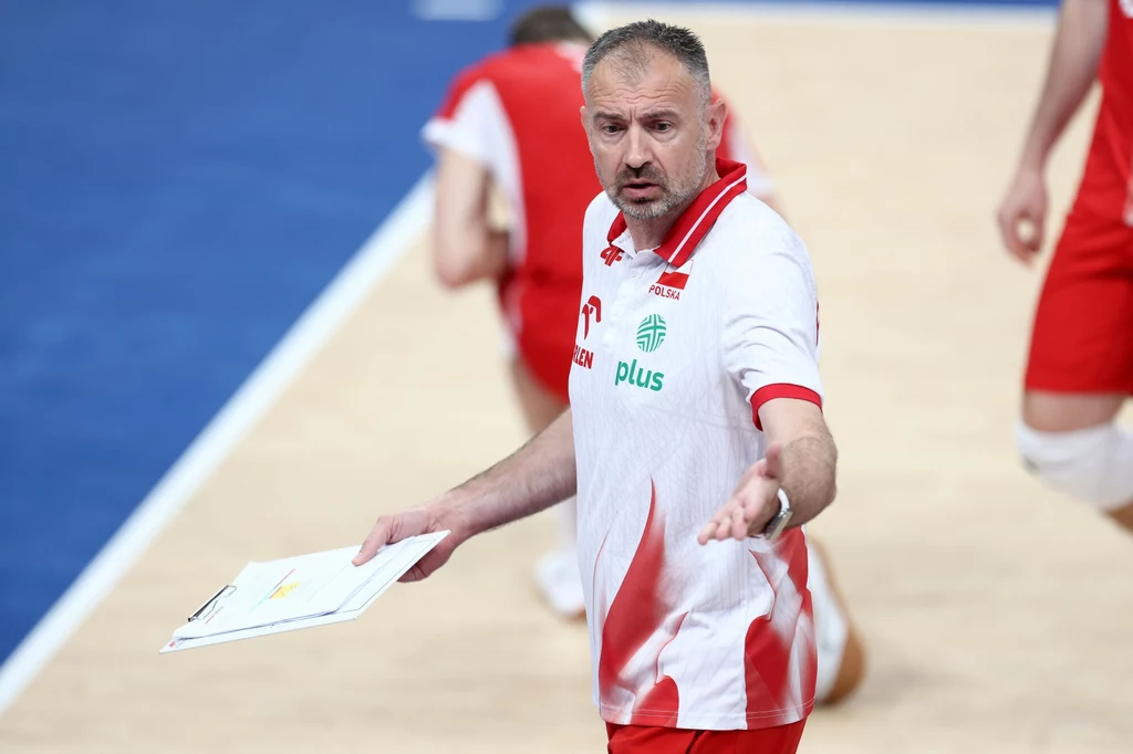 Nikola Grbić liczy, że jego siatkarze zareagują na ostatnie porażki Trener w biało-czerwonym stroju reprezentacji siatkarskiej, trzymający w ręce tablicę taktyczną, gestykuluje podczas meczu; w tle siatkarze w podobnych strojach na parkiecie.
