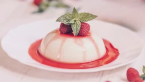 Obowiązkowy w PRL, ale z dużo dłuższą tradycją. Prosty deser, który może konkurować z kultową panna cottą