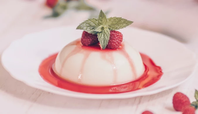 Obowiązkowy w PRL, ale z dużo dłuższą tradycją. Prosty deser, który może konkurować z kultową panna cottą