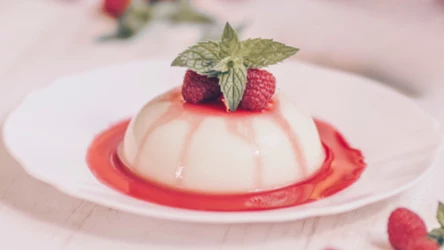 Obowiązkowy w PRL, ale z dużo dłuższą tradycją. Prosty deser, który może konkurować z kultową panna cottą