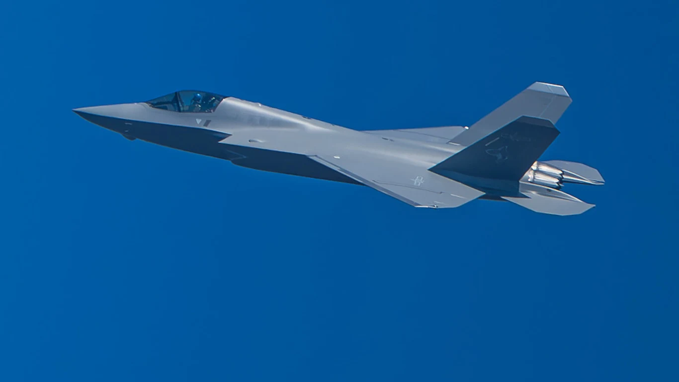 Chiny mogły już zacząć produkcję swojego najnowocześniejszego myśliwca. To kopia F-35, która ma pokonać go na Pacyfiku Nowoczesny myśliwiec odrzutowy o aerodynamicznym kształcie, przelatujący na niebie o intensywnie niebieskim kolorze, widoczny z boku, charakterystyczne ukośne skrzydła i opływowy kadłub