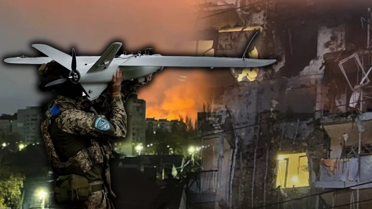 Ukraina uderza w rosyjskie miasta Żołnierz w umundurowaniu trzymający drona na tle płonącego miasta oraz uszkodzonego budynku z wybitymi oknami i widocznymi śladami zniszczeń.