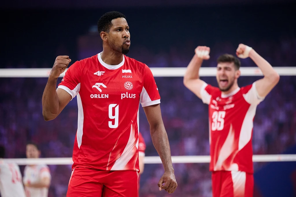 Wilfredo Leon został bohaterem meczu Polska - Francja Dwaj siatkarze w czerwonych strojach polskiej reprezentacji cieszą się po zdobytym punkcie podczas meczu, wyrażając emocje zaciśniętymi pięściami.