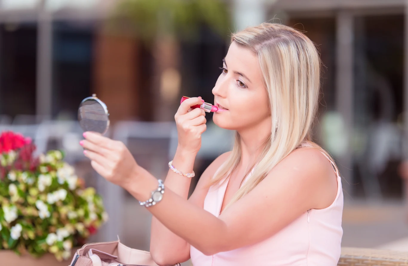 Jak malować się w upalne dni? Tych błędów koniecznie unikaj.