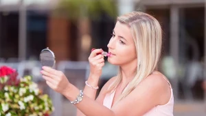 Takiego makijażu nie rób latem. Wygląda tandetnie i warzy się na skórze 