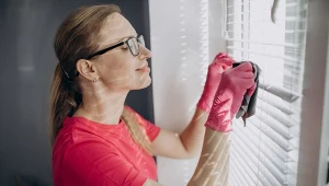 To tu zbiera się najwięcej kurzu. Tak wyczyścisz szare żaluzje i rolety