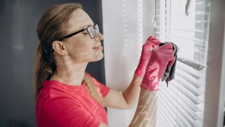 Żaluzje i rolety można wyczyścić w mig domowym sposobem. 