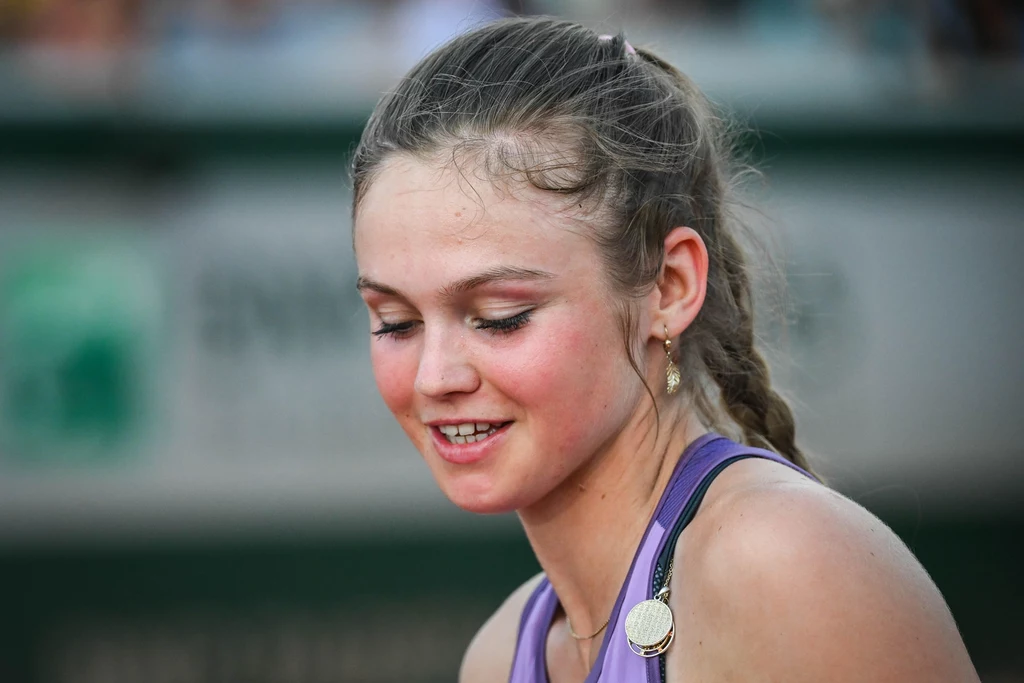 Linda Klimovicova Młoda kobieta w sportowym stroju z uśmiechem na twarzy, lekko zarumieniona, z widocznym medalem na szyi i długim splecionym warkoczem.