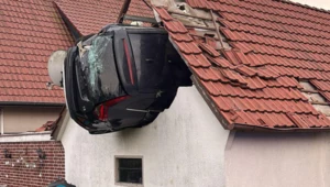 Nieprawdopodobny wypadek w Niemczech. Samochód wylądował na dachu budynku