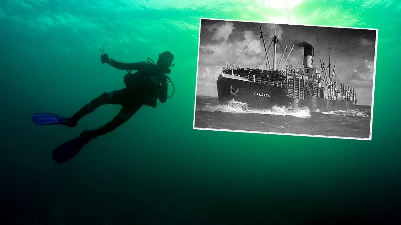 Znaleziono wrak statku "Baltenland". Brał udział w operacji Hannibal Nurek pływający pod wodą w głębinach oceanu oraz wklejone archiwalne zdjęcie dużego statku parowego na powierzchni morza.