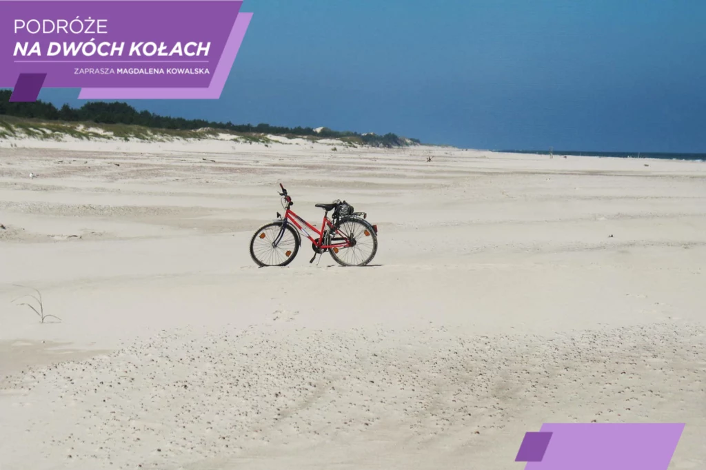Znaczna część Słowińskiego Parku Narodowego nadaje się do podróżowania rowerem po plaży. Widoki zapierają dech Znaczna część Słowińskiego Parku Narodowego nadaje się do podróżowania rowerem po plaży. Widoki zapierają dech