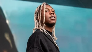 Raper Destroy Lonely zmusił nastolatka do skoku ze sceny