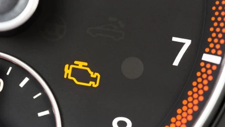 Co oznacza stale świecąca kontrolka check engine? Wyjaśniamy.