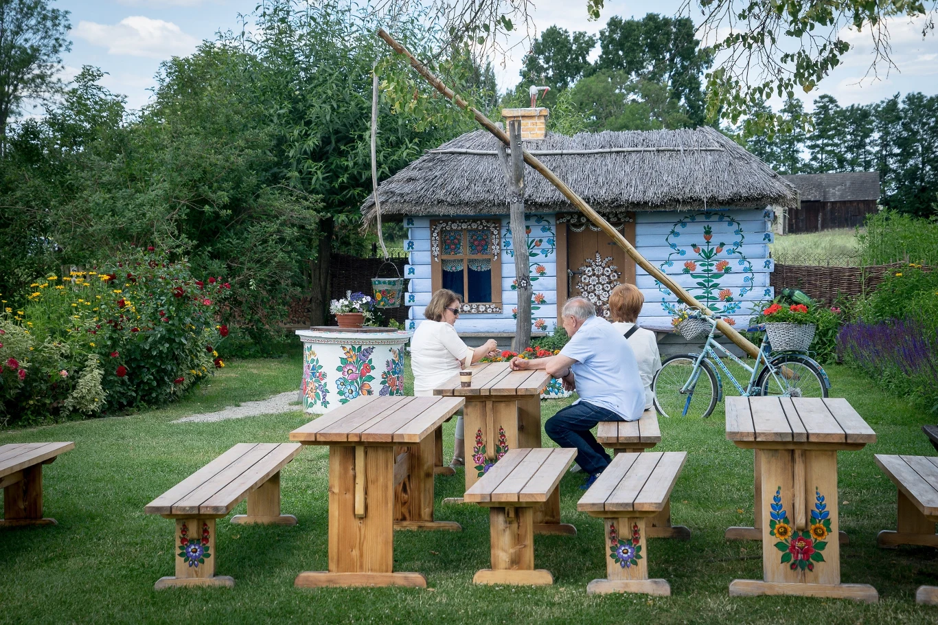 Zalipie można zwiedzać przez cały rok. Warto odwiedzić tutaj między innymi Dom Malarek oraz Zagrodę Felicji Curyłowej.