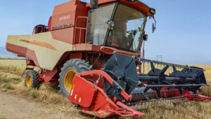 Pierwszy chiński kombajn składany w Polsce. Szkoda, że to nie Bizon