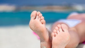 Wychodzisz z plaży i robisz ten błąd? Twoje stopy będą cierpieć