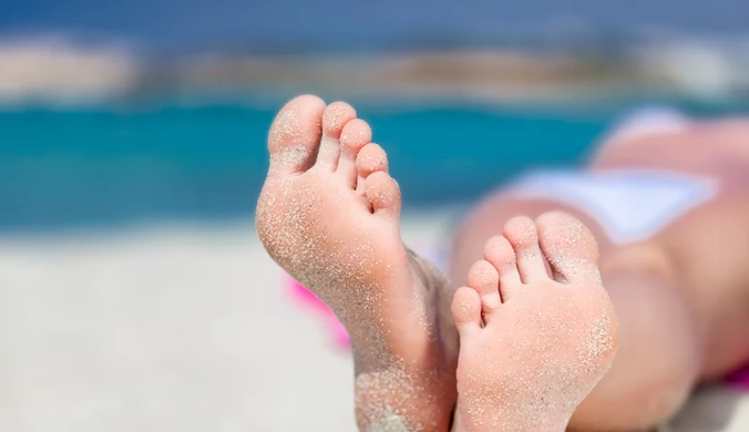 Zadbaj o swoje stopy po wyjściu z plaży, unikniesz problemów.