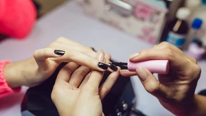 Pożółkłe paznokcie od hybrydy możesz uratować. Oto sprawdzony sposób