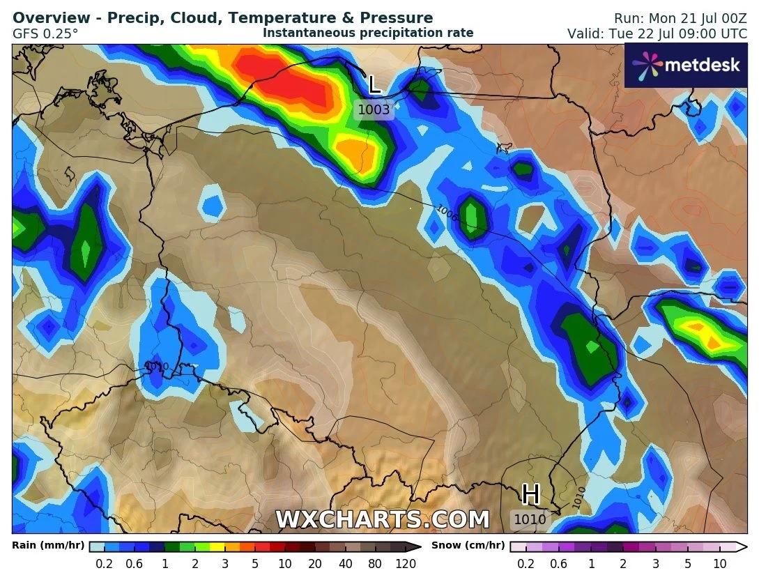 Kolorowa mapa pogodowa Europy przedstawiająca rozkład opadów deszczu, chmur oraz poziomy ciśnienia atmosferycznego, z wyraźnie oznaczonymi strefami intensywnych opadów oraz niżem i wyżem atmosferycznym.