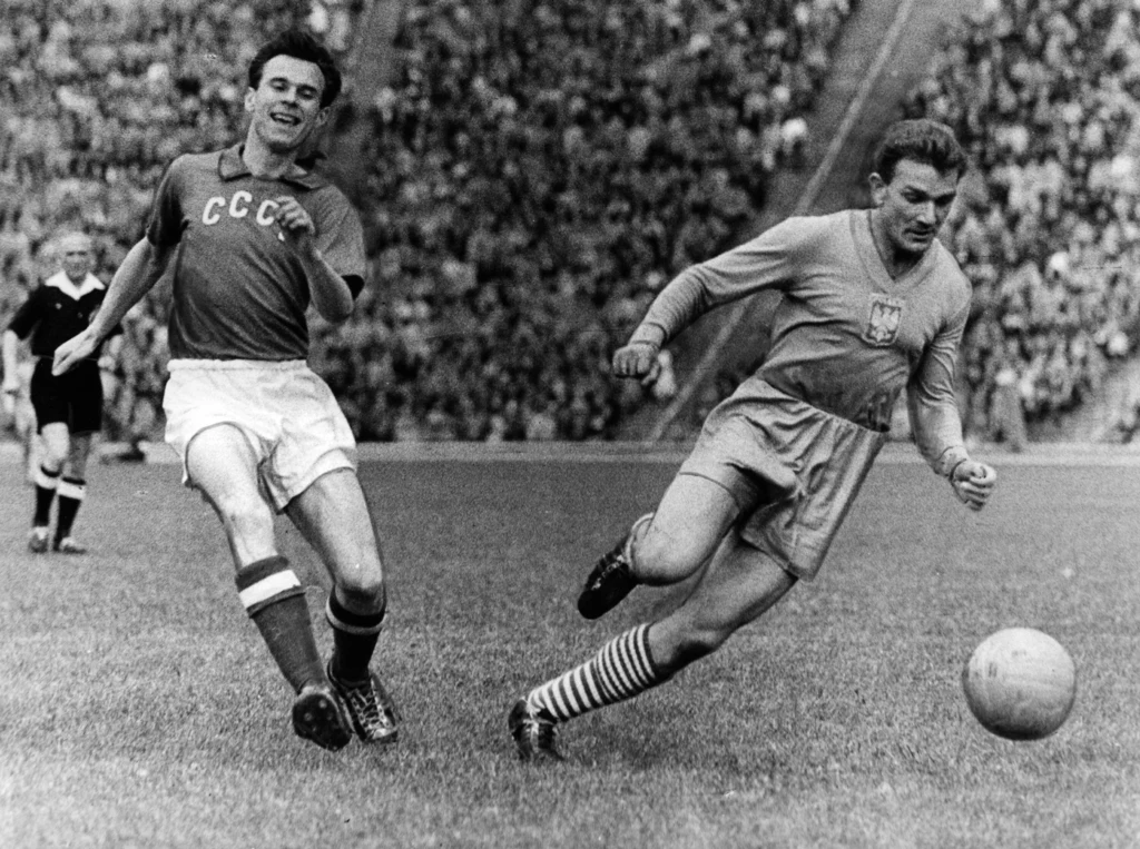 Mecz Polska - ZSRR na Stadionie Dziesięciolecia w 1961 roku. "Biało-Czerwoni" wystąpili wówczas w... błękitnych strojach Mecz Polska - ZSRR na Stadionie Dziesięciolecia w 1961 roku. "Biało-Czerwoni" wystąpili wówczas w... błękitnych strojach