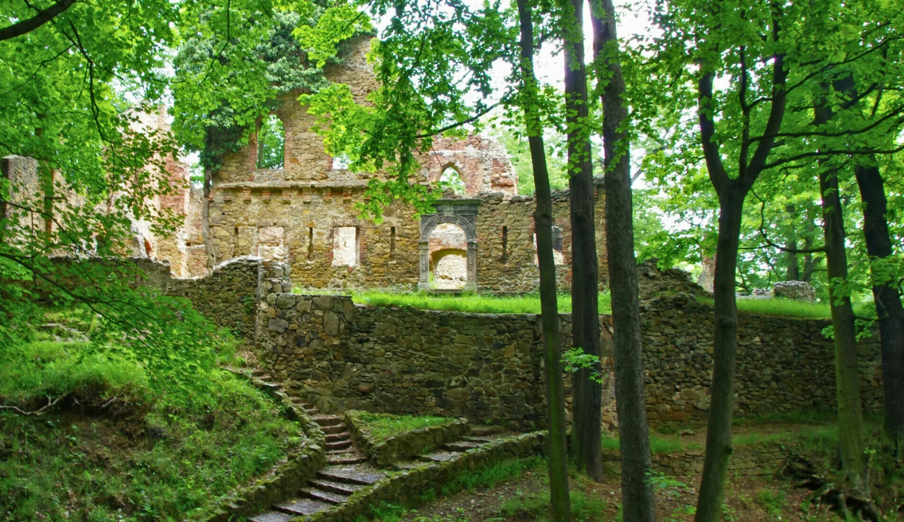 Stary Książ na szlaku Ścieżki Hochbergów