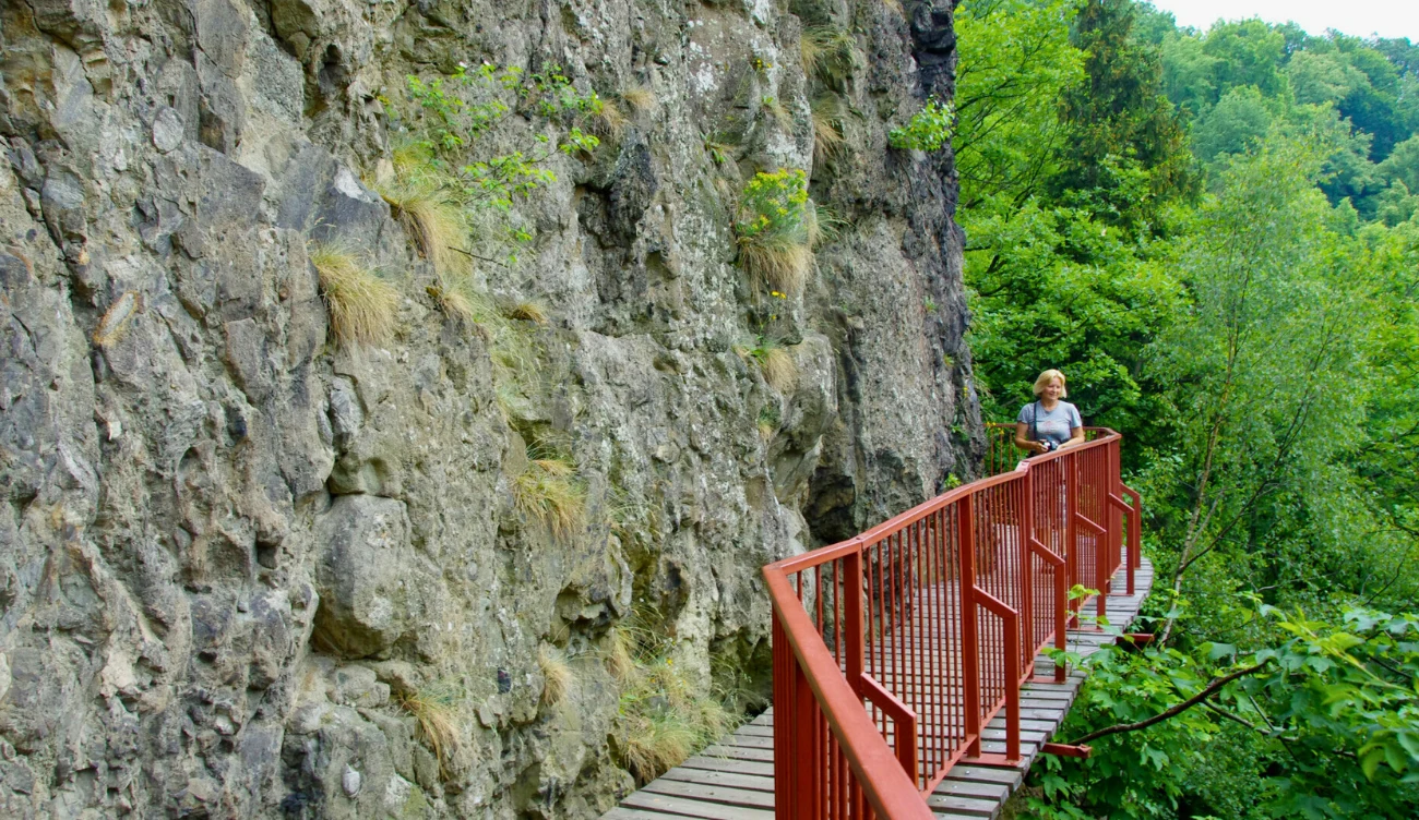 Drewniane kładki przy ściankach wąwozu dostarczają emocji 
