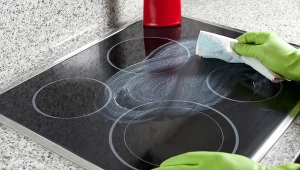 Prosty trik na czystą płytę indukcyjną. Od razu odzyska połysk