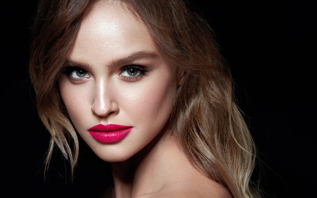 Triki na wyszczuplenie twarzy za pomocą makijażu 