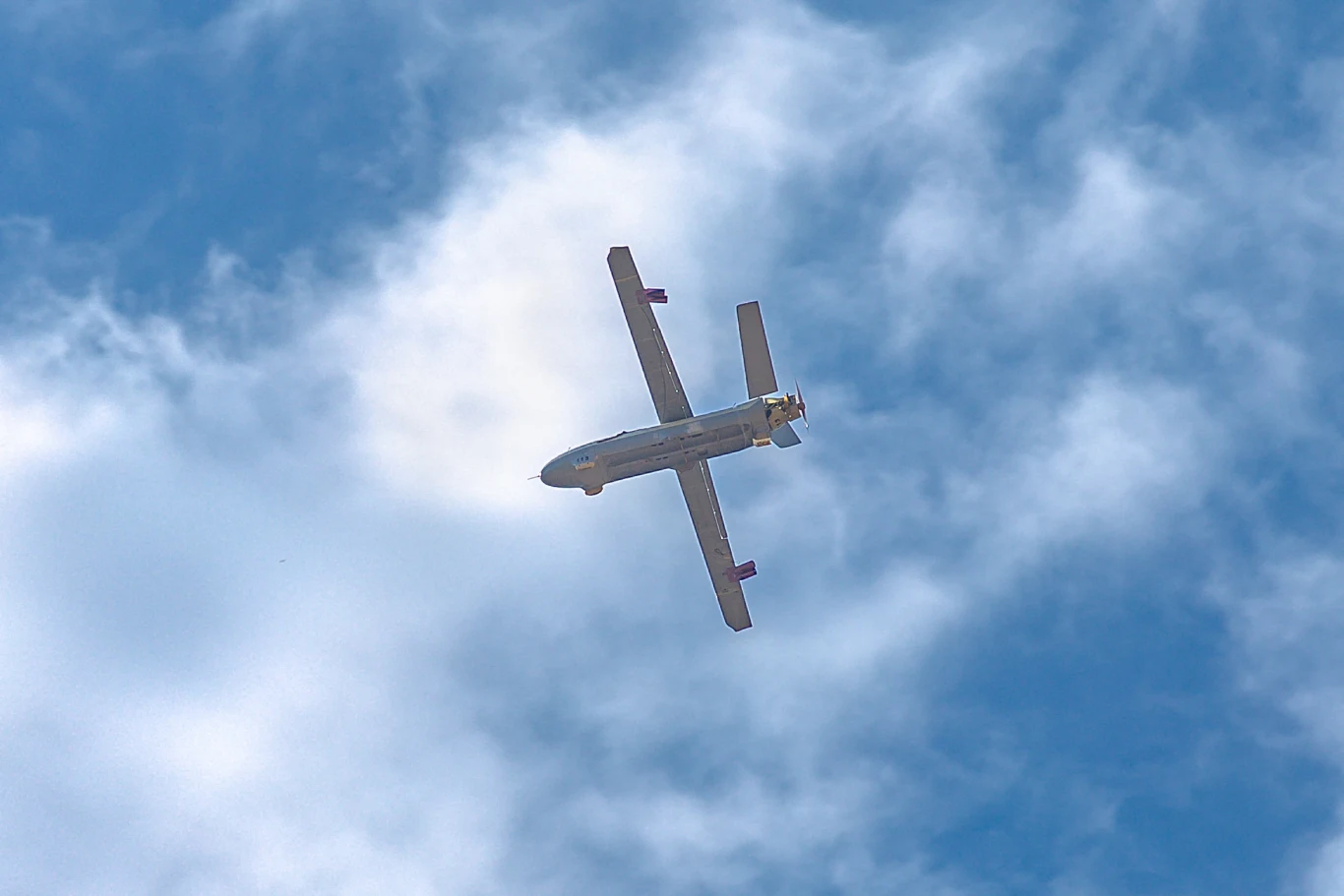 Media informują o wzroście celności ataków rosyjskich dronów Bezzałogowy statek powietrzny z rozpostartymi skrzydłami leci na tle niebieskiego nieba z delikatnymi chmurami