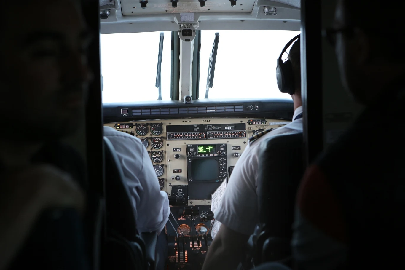 Litwa. W czerwcu 2025 r. odnotowano rekordową liczbę zakłóceń sygnału GPS Dwóch pilotów siedzi w kokpicie samolotu otoczonym zaawansowaną aparaturą i panelami sterującymi, między fotelami widoczny jest panel kontrolny z licznym wskaźnikami, przyciskami i wyświetlaczami.