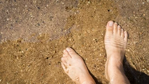 Wychodzisz z plaży i robisz ten błąd? Szybko zrujnujesz skórę na stopach