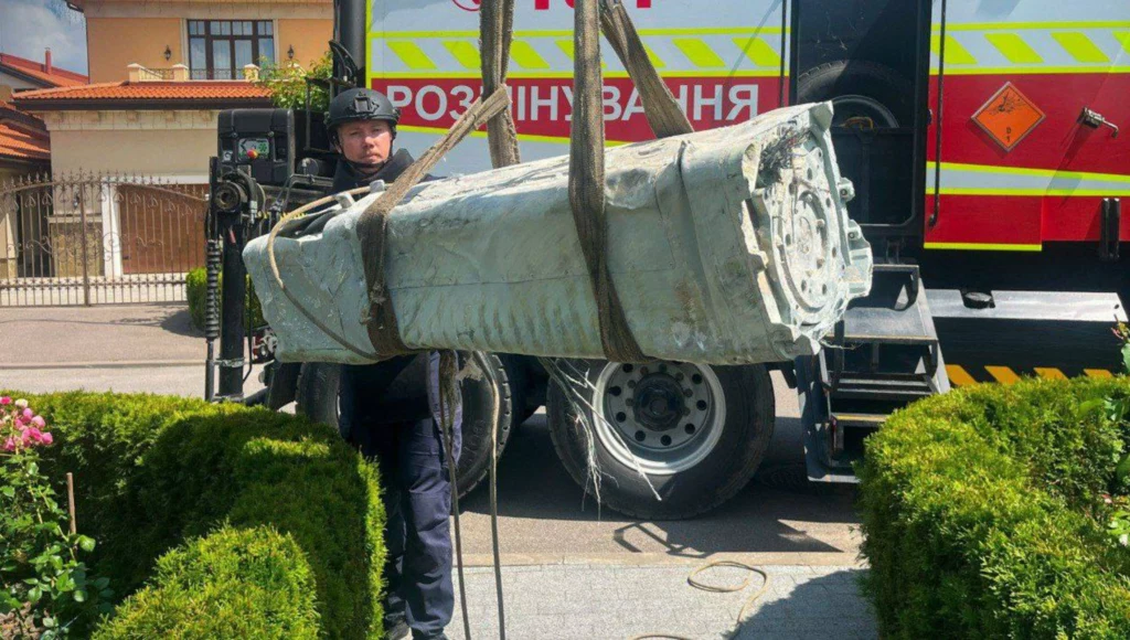 Saperzy podczas odzyskiwania szczątków pocisku Kh-69