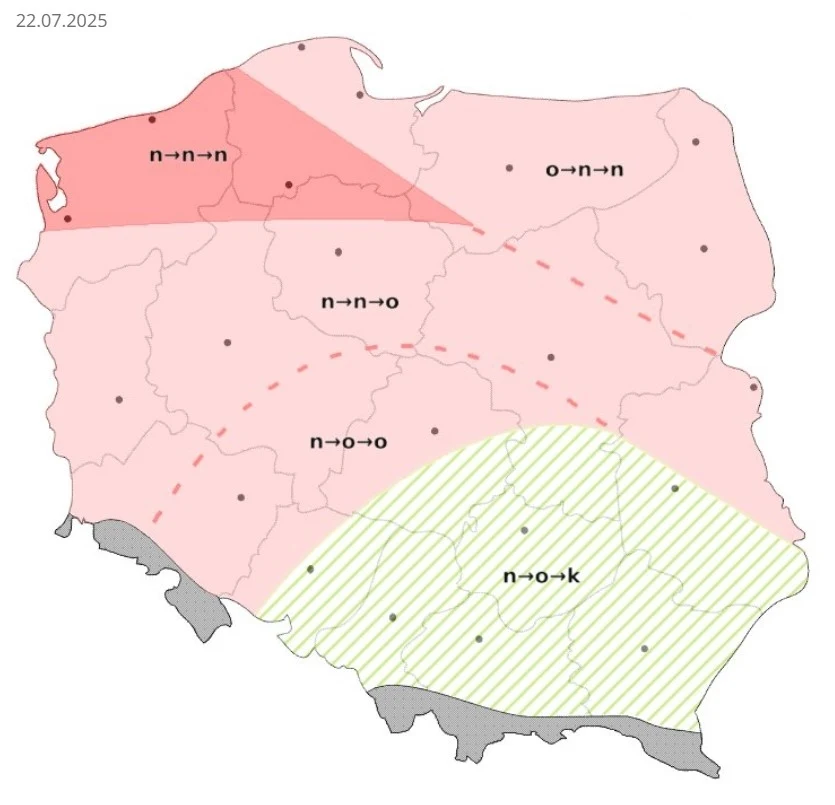 Mapa Polski z datą 22.07.2025, podzielona na kilka stref oznaczonych różnymi kolorami i wzorami, zawierająca skróty literowe oraz przerywaną linię przebiegającą przez kraj. Na jednej z części mapy widoczne są ukośne linie.