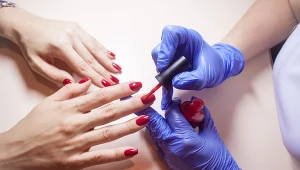 Czy trzeba robić przerwę od paznokci hybrydowych? Naukowcy to zbadali 