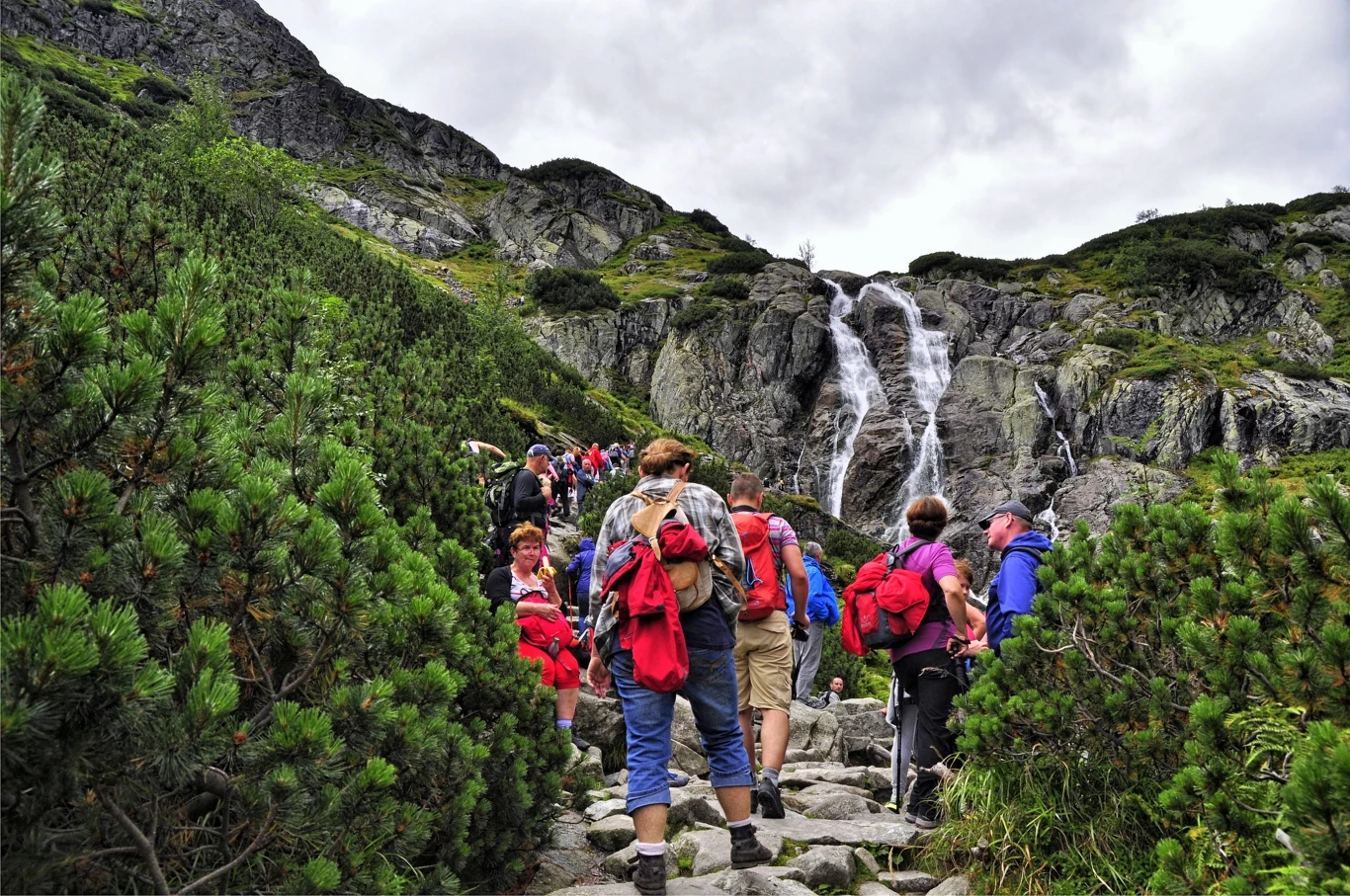 Najwyższy wodospad w Polsce znajduje się w Tatrach. Jak dotrzeć nad Siklawę?