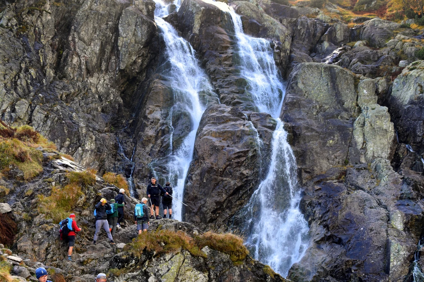 Siklawa zachwyca o każdej porze roku. Zjawiskowo wygląda szczególnie po deszczu, gdy rozpylone kropelki wody w powietrzu tworzą wielobarwne tęcze.
