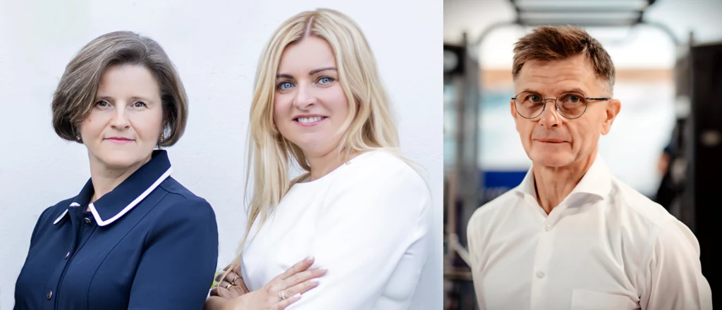 Współtwórcy terapii, od lewej: prof. dr hab. Ewa Zuba-Surma (UJ), dr Anna Łabędź-Masłowska (UJ), prof. dr hab. n. med. Krzysztof Ficek (Galen-Ortopedia). Troje dorosłych ludzi w profesjonalnych strojach, dwie kobiety stoją blisko siebie na jasnym tle, natomiast mężczyzna znajduje się osobno na tle nieco bardziej kontrastowym, wszyscy patrzą prosto w obiektyw, mają poważny, neutralny wyraz twarzy.