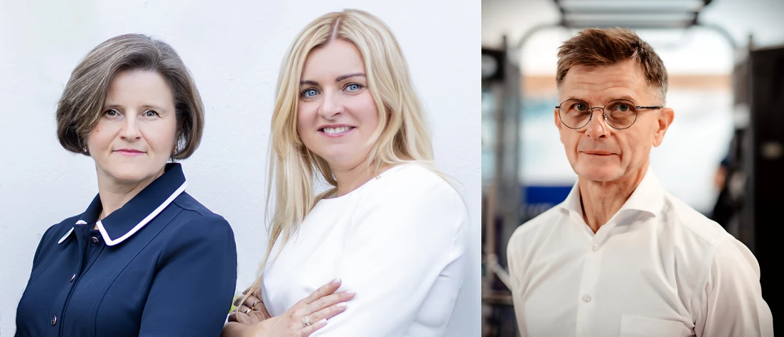 Troje dorosłych ludzi w profesjonalnych strojach, dwie kobiety stoją blisko siebie na jasnym tle, natomiast mężczyzna znajduje się osobno na tle nieco bardziej kontrastowym, wszyscy patrzą prosto w obiektyw, mają poważny, neutralny wyraz twarzy.