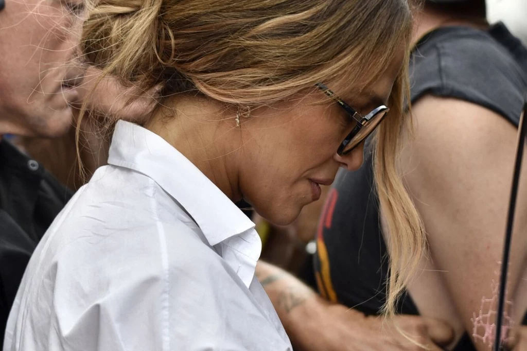 Jennifer Lopez zaskoczyła swoją obecnością na lotnisku Jennifer Lopez zaskoczyła swoją obecnością na lotnisku