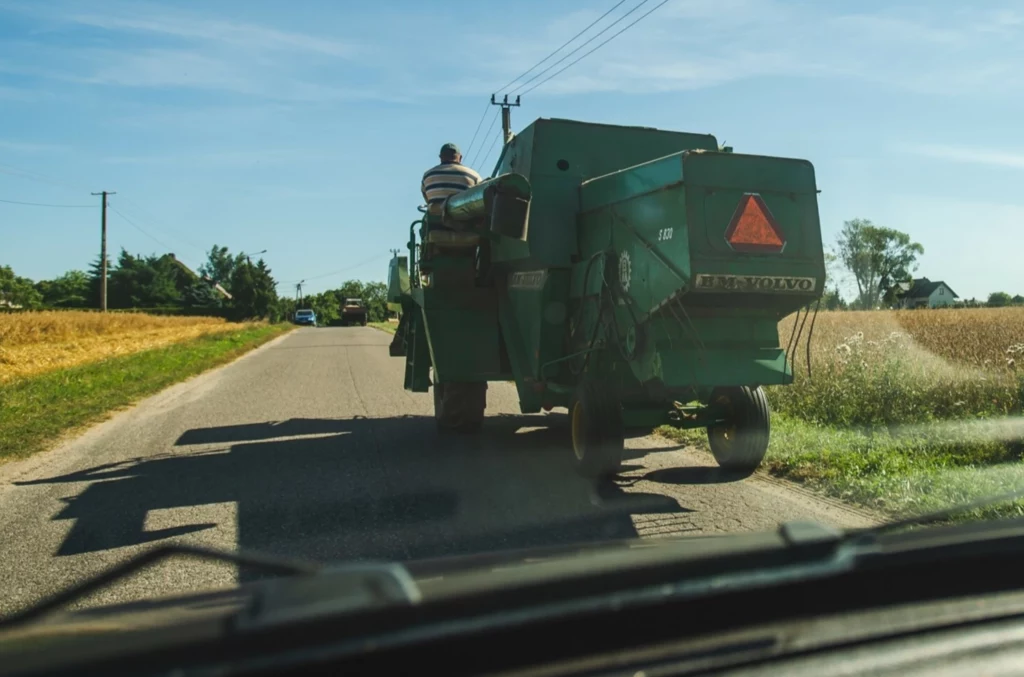 Dlaczego kombajn nie ma tablic rejestracyjnych? Dlaczego kombajn nie ma tablic rejestracyjnych?
