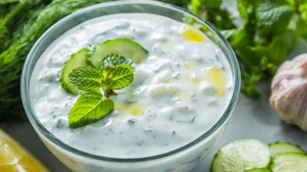 Sos na bazie świeżych ogórków jest uniwersalnym dodatkiem do wielu potraw. 