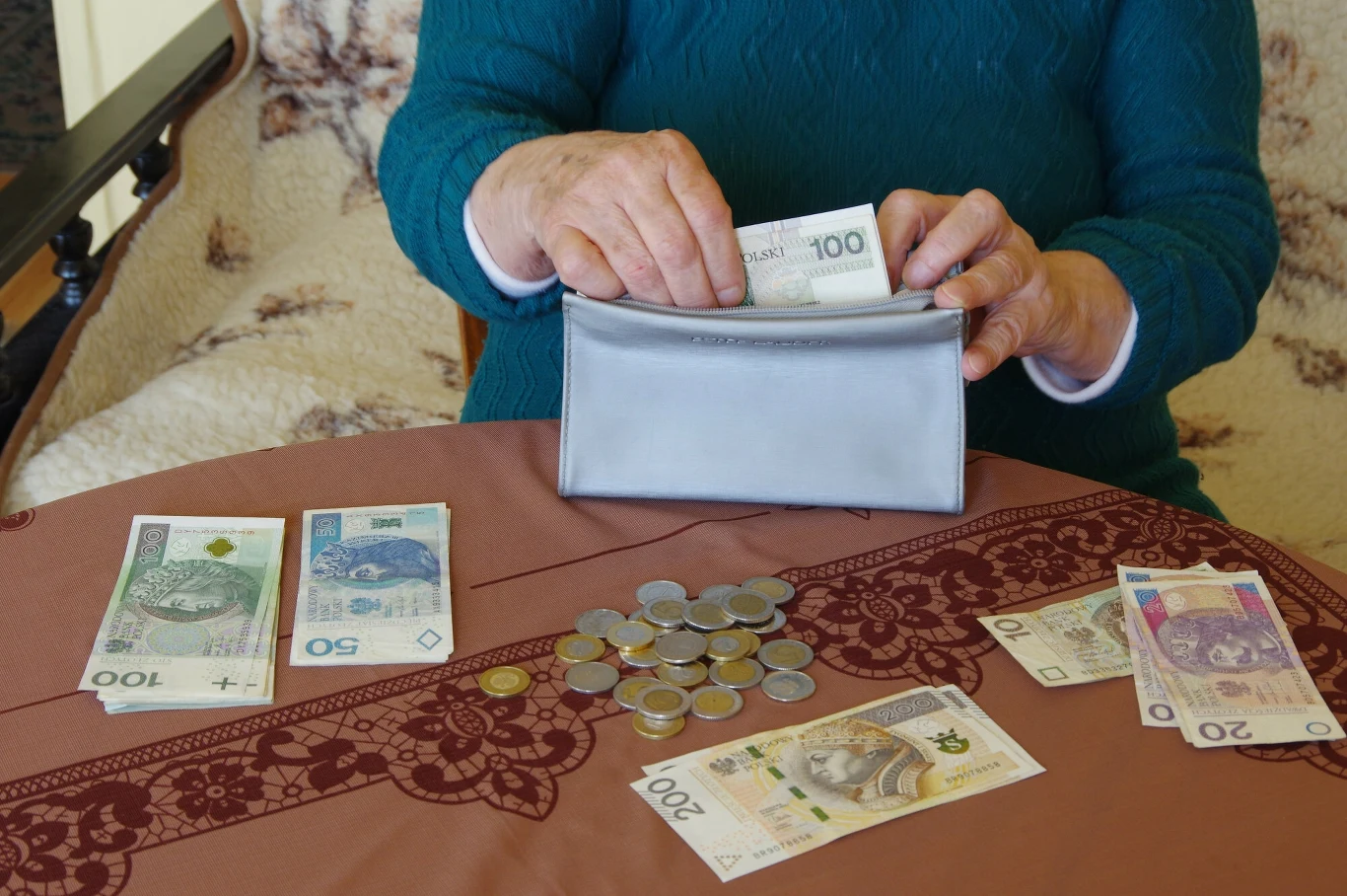 Po przekroczeniu limitów dorabiania ZUS zmniejszy lub zawiesi świadczenie. Progi nie obowiązują osób, które zaczęły pobierać emeryturę po osiągnięciu wieku emerytalnego. Po przekroczeniu limitów dorabiania ZUS zmniejszy lub zawiesi świadczenie. Progi nie obowiązują osób, które zaczęły pobierać emeryturę po osiągnięciu wieku emerytalnego.