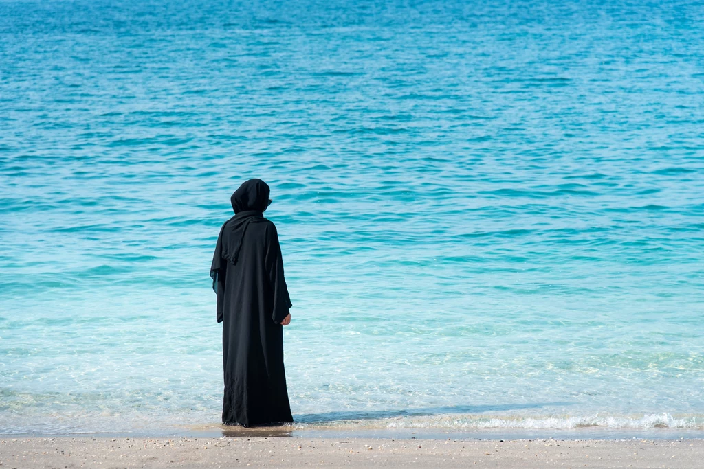 Muzułmanki szczelnie zasłonięte burkini lub hidżabem na plaży są standardowym widokiem w Tunezji Muzułmanki szczelnie zasłonięte burkini lub hidżabem na plaży są standardowym widokiem w Tunezji