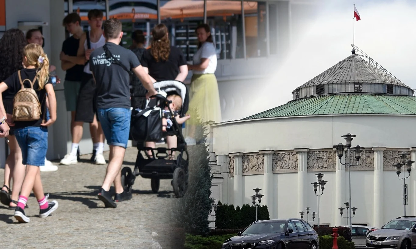 Posłowie KO i PiS są jednoznaczni w ocenie pomysłu dodatkowych składek dla osób bezdzietnych Grupa ludzi spacerujących w przestrzeni publicznej, w tym dzieci i osoby dorosłe, obok znajduje się zabytkowy budynek parlamentu z polską flagą na szczycie kopuły.