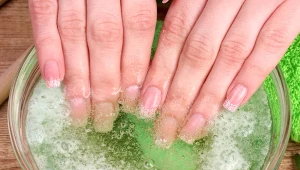 Zrób paznokciom taką kąpiel. Odżywisz je i wzmocnisz nie tylko po hybrydzie