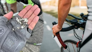 Warszawscy rowerzyści alarmują. Na popularnej trasie ktoś rozrzuca pinezki